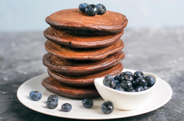 Panqueca de chocolate proteica: a receita low carb, sem açúcar e cheia de energia para o café da manhã ou pré-treino