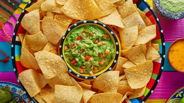 Jogo do Brasil em casa é com receita do TudoGostoso: guacamole com nachos caseiros é o petisco verde e amarelo perfeito para servir durante a Copa