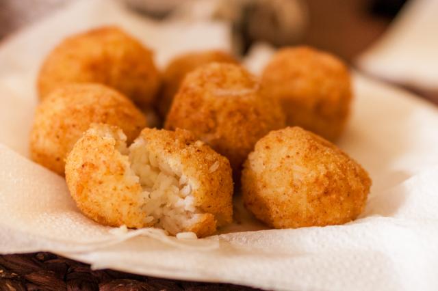 Não jogue mais sobra de arroz fora: conheça receita fácil e deliciosa de bolinho de arroz