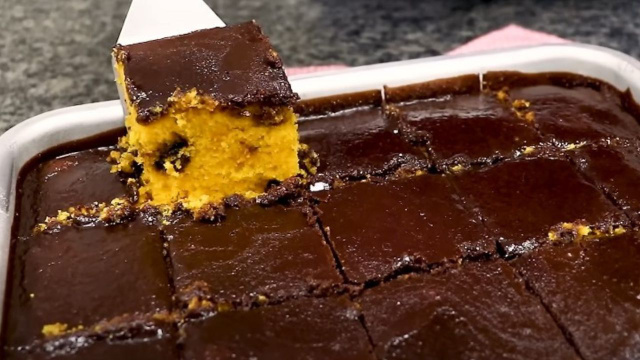 Bolo de cenoura com casquinha de chocolate que nem a minha mãe fazia quando eu era criança