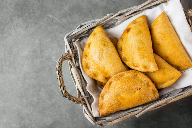 Sem fritar, é só adicionar farinha na água fervente: veja como preparar um pastel de forno delicioso e prático