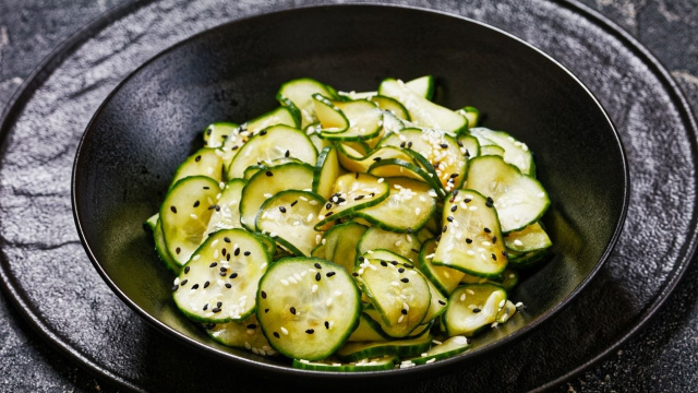 Sunomono feito de pepinos fatiados finalizado com gergelim branco e preto (Créditos: Shutterstock)