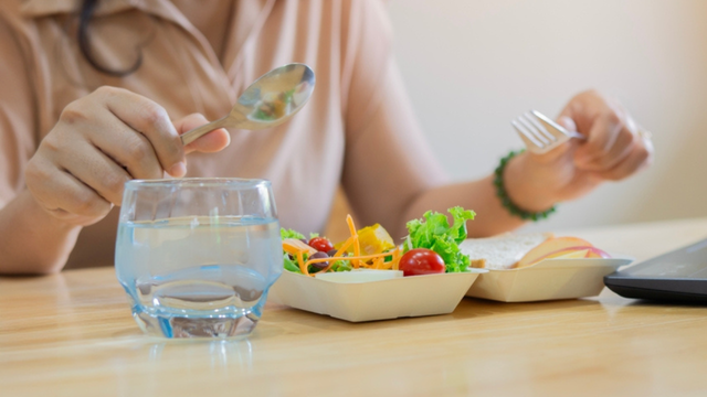 Marta León, especialista em saúde da microbiota: "Beber muita água enquanto come pode retardar a digestão"