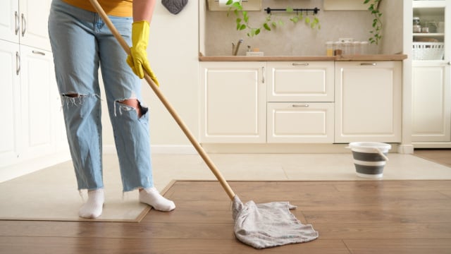 O método grego de limpeza de pisos está fazendo sucesso: custa quase nada e deixa tudo brilhando
