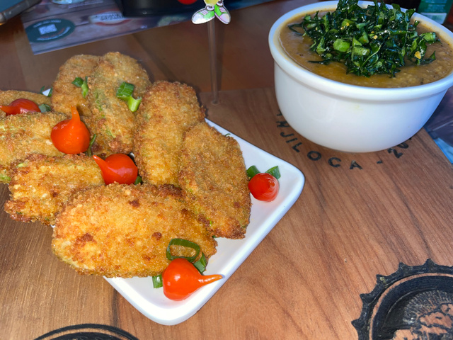 Canjiquinha com creme de jiló, couve crispy e jiló empanado do Max Point. (Foto: Jéssica Antunes / TudoGostoso)