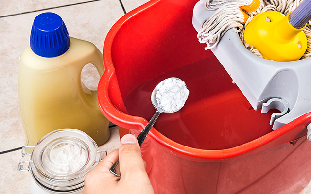 Por que é sempre preciso adicionar sal à água ao lavar o chão?