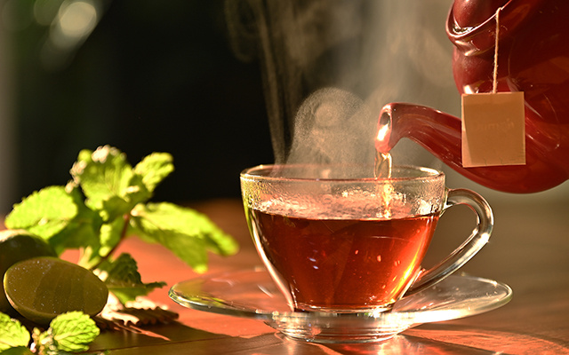 Você pode até beber esses chás, mas eles nunca devem substituir o consumo de água e aqui está o motivo