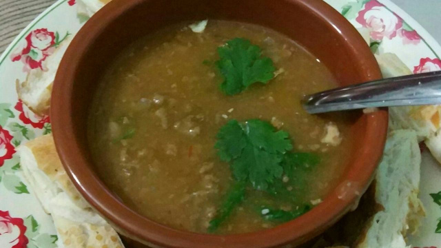 O caldo de carne moída com mandioca é sinônimo de uma refeição simples e prática (Créditos: TudoGostoso/Hamana Lima)