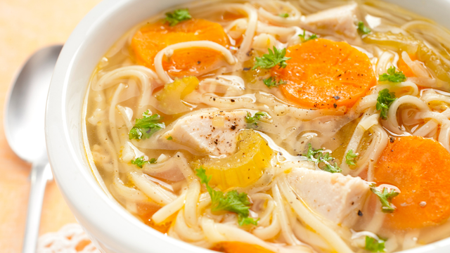 A sopa de legumes com frango que minha avó fazia e ninguém da família esquece