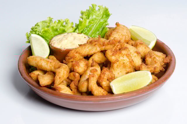 As iscas de frango são finger foods práticos para a folia (Crédito: Shutterstock)