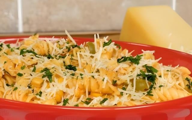 Macarrão na panela de pressão fica pronto rapidinho (Créditos: TudoGostoso)