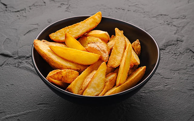 O melhor petisco para comer vendo o jogo do Brasil contra a Noruega: batata canoa crocante e bem temperada