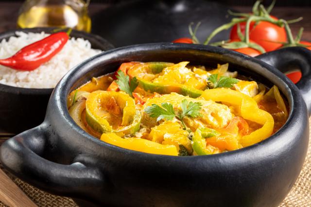Como fazer moqueca fácil e muito gostosa: confira a receita do TudoGostoso e aprenda dicas para servir um prato digno de restaurante!