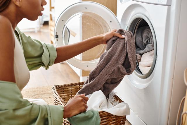 Coloque isso na máquina de lavar para secar suas roupas rapidamente e usar menos energia