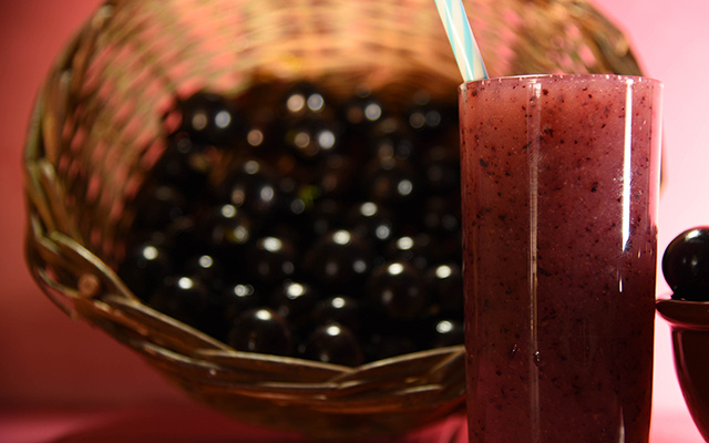 Nem açaí, nem uva: essa é a fruta roxa que protege o coração e controla a glicose