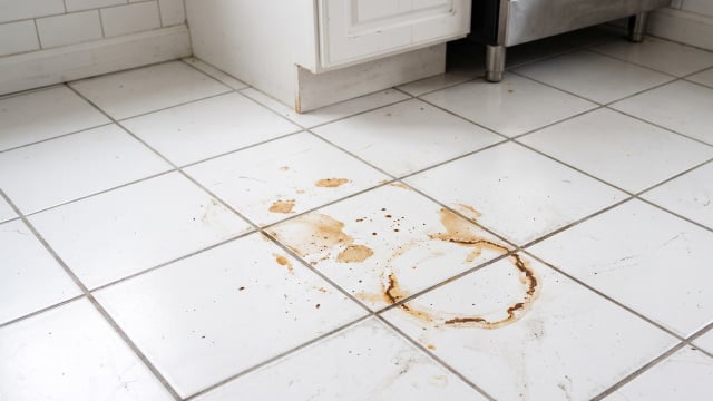 Piso com manchas de ferrugem? Esse é o passo a passo para garantir uma limpeza eficaz e o alerta para um erro que pode piorar tudo