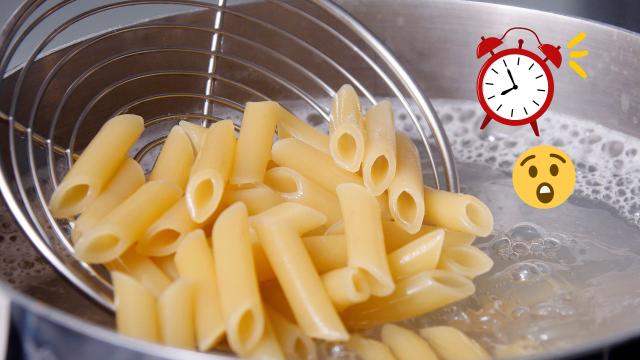 Cozinhe o macarrão em 90 segundos com esse truque surpreendente no preparo