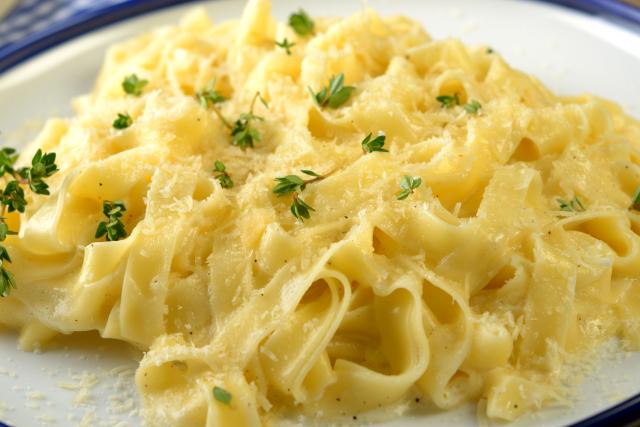 O segredo de chef para fazer um macarrão alfredo que nem de restaurante