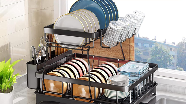 O melhor escorredor de louças inox vem com camadas organizadoras, sistema de drenagem automática e custa menos de R$ 200