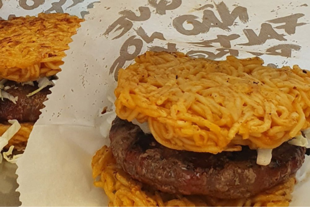Conhece o RAMEN BURGUER? Saiba como fazer o hambúrguer com pão de miojo igualzinho ao da hamburgueria