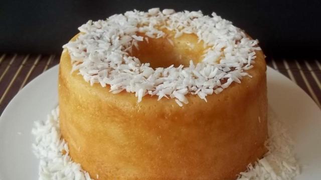 O doce que vai se tornar a estrela da sua Festa Junina é esse bolo de queijadinha cremoso e maravilhoso
