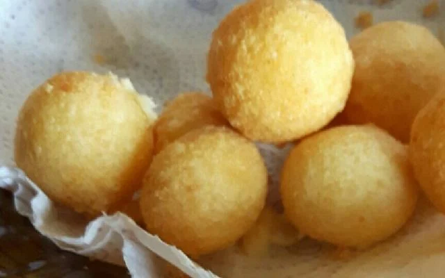 O pão de queijo frito é uma ótima alternativa para o seu lanche (Créditos: Beatriz Resende/TudoGostoso)