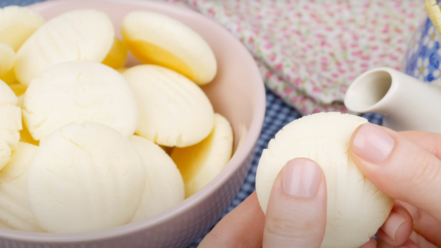 O melhor sequilhos da vida só leva 3 ingredientes, desmancha na boca e fica pronto rapidinho: faço essa receita toda semana