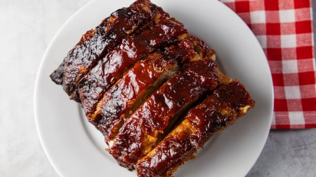 Receita traz a opção de fazer um molho barbecue caseiro, mas você pode usar um comprado pronto (Créditos: Shutterstock)