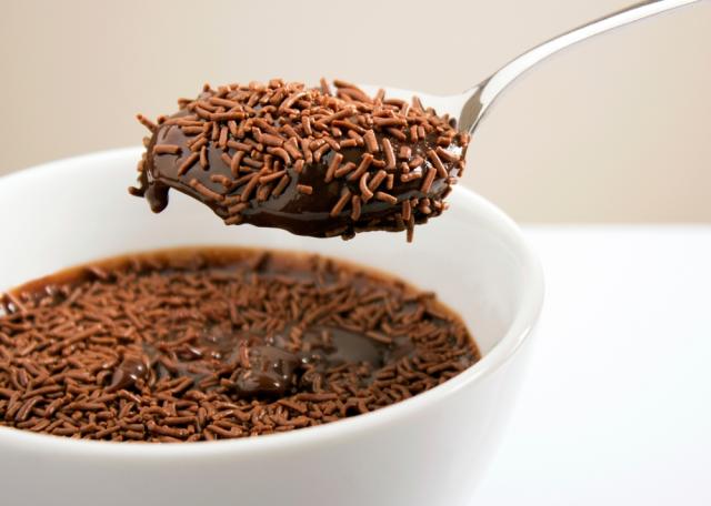 Receita de brigadeiro fitness com 3 ingredientes para saborear o docinho com saúde