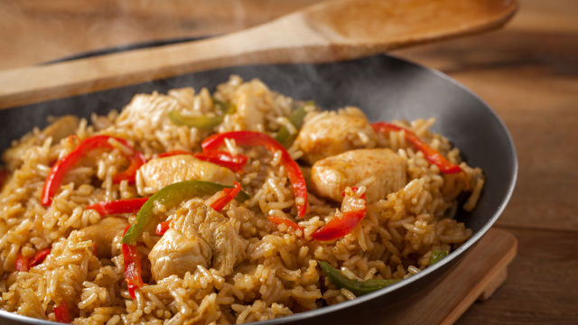 Aprendi a fazer um arroz de frango na panela de pressão com sabor de comida de vó e eu vou te mostrar como fazer