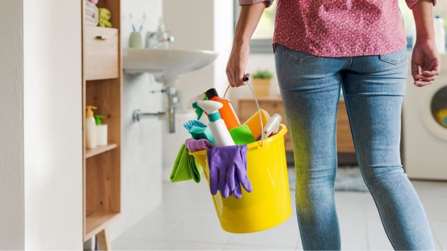 Nem desinfetante, nem água sanitária: a mistura caseira de 3 ingredientes que deixa o banheiro brilhando e perfumado por dias