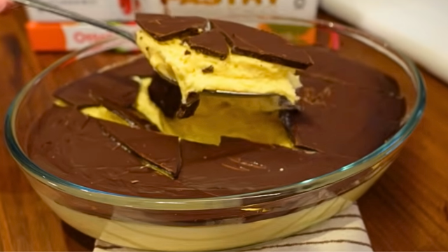 Bombom aberto de maracujá na travessa: sobremesa com casquinha crocante de chocolate é melhor que ovo de Páscoa