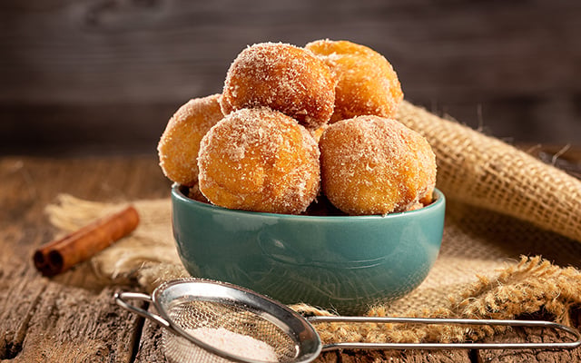 Esse bolinho de chuva com massa de banana tem gostinho de infância e cheiro de café fresco