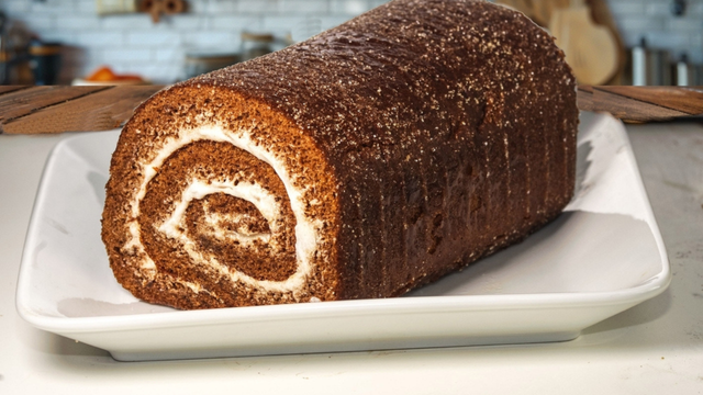 Rocambole de chocolate com creme de queijo: sobremesa fácil de fazer e difícil de comer só um pedaço