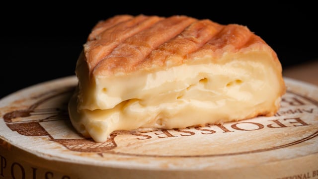 Queijo mais fedorento do mundo, com cheiro forte que lembra chulé, é tão cremoso e saboroso que recebeu o título de "rei dos queijos"