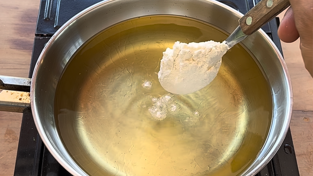 Coloque uma colher de farinha no óleo quente e veja a mágica acontecer: sempre uso esse truque para fazer frango, batatas e peixes