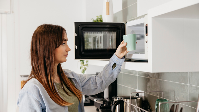 Chega de pagar caro no micro-ondas! Com esse desconto você paga menos de R$ 500 no eletrodoméstico