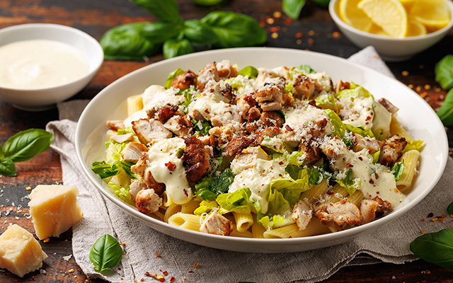 A salada refrescante que vai salvar seus dias de calor: o segredo está no molho