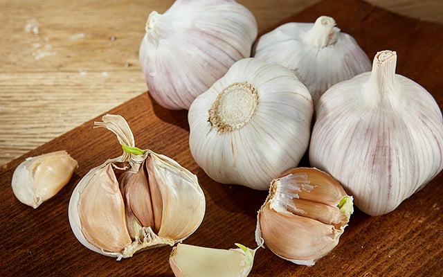 Um truque simples para manter o alho suculento, firme e saboroso por até 10 meses