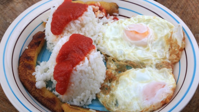 Cuba ensina uma lição à Espanha: o autêntico arroz cubano não é banhado em molho de tomate, mas sim feito com carne moída