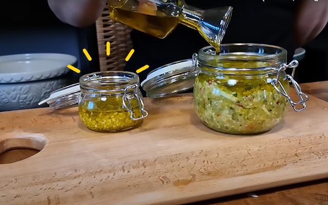 Tempero caseiro completo dura 2 meses na geladeira e serve pra tudo: frango, carnes, peixes, sopas, arroz e até feijão. Aprenda a receita da sua vida!