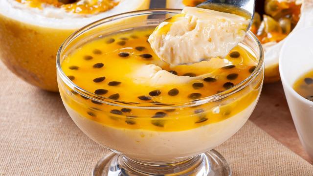 Mousse de maracujá sem complicação com a polpa da fruta: é só seguir o passo a passo para ter uma sobremesa perfeita!
