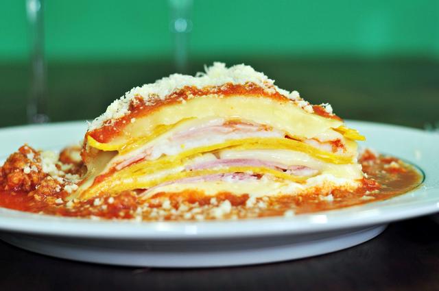 Para os amantes da lasanha, essa é uma opção bem simples que rende até 8 porções (Créditos: Shutterstock)