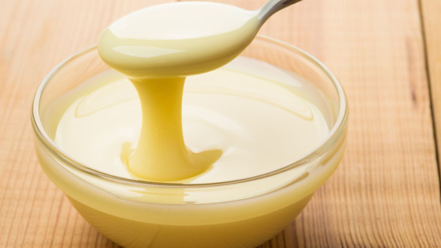 O leite condensado caseiro leva só três ingredientes (Créditos: TudoGostoso)
