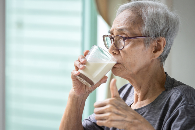 “Manter ossos fortes tem menos a ver com beber toneladas de leite": especialistas compartilham quais alimentos podem afetar negativamente sua densidade óssea