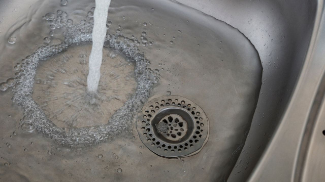 Especialistas afirmam que simplesmente despejar essa substância "desentope canos" de forma econômica, resolvendo grandes problemas por conta própria, sem precisar contratar um encanador caro!