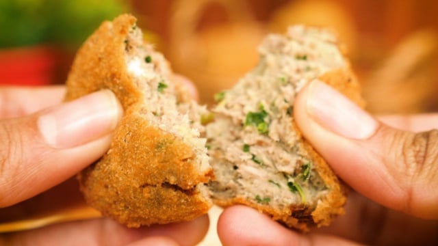 Sobrou churrasco? Esta receita do TudoGostoso transforma as carnes em um bolinho crocante e delicioso