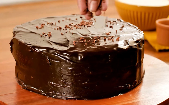 Sem farinha de trigo e beeeeem fofinho: o bolo recheado de liquidificador que vai surpreender todo mundo