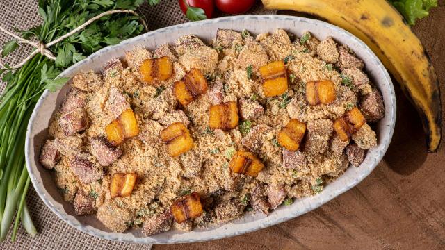  
A farofa de banana é o acompanhamento agridoce perfeito para eventos especiais. (Créditos: TudoGostoso)