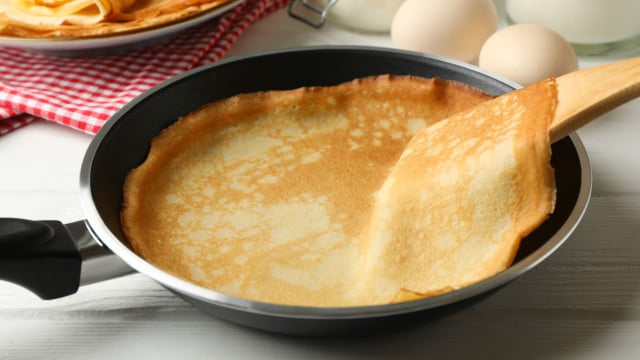 Eu coloco isso na massa e minhas panquecas ficam leves, macias e viram na frigideira sem desmanchar